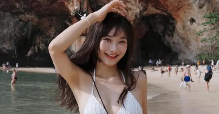 愛莉莎莎出國被酸「穿那麼露」　本人：游泳不穿比基尼要穿什麼